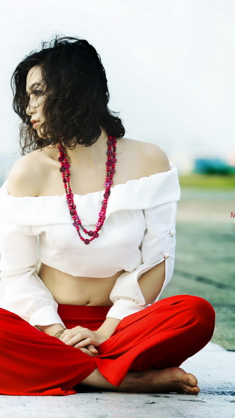 Das Brunette Wearing Coral Beads Wallpaper 750x1334