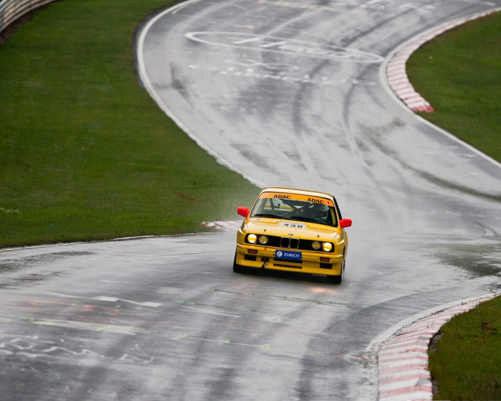 Old Bmw On Speedway wallpaper 1600x1280