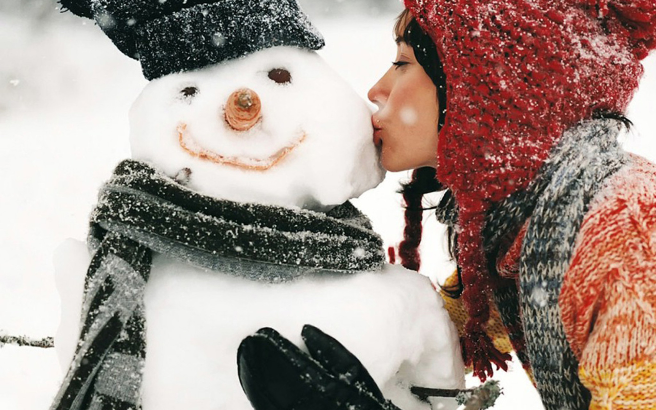 Das Girl Kissing The Snowman Wallpaper 1280x800