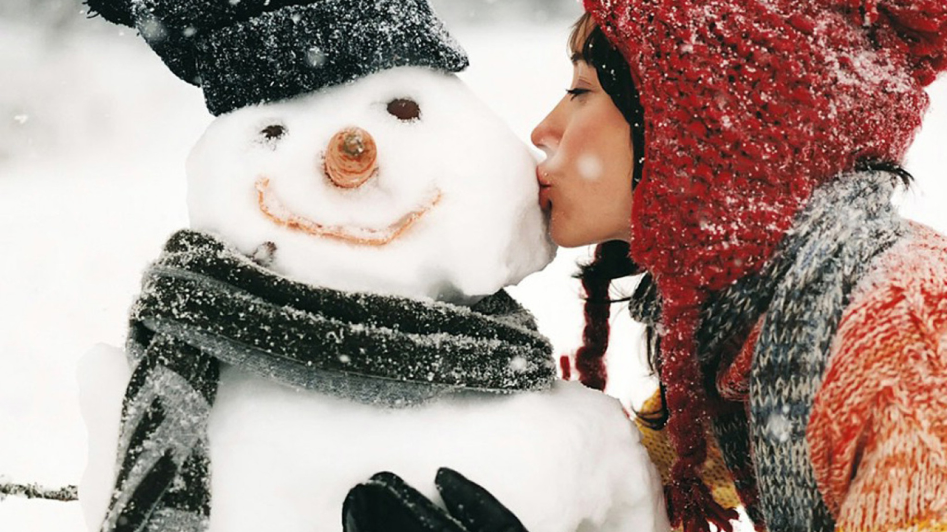 Обои Girl Kissing The Snowman 1920x1080