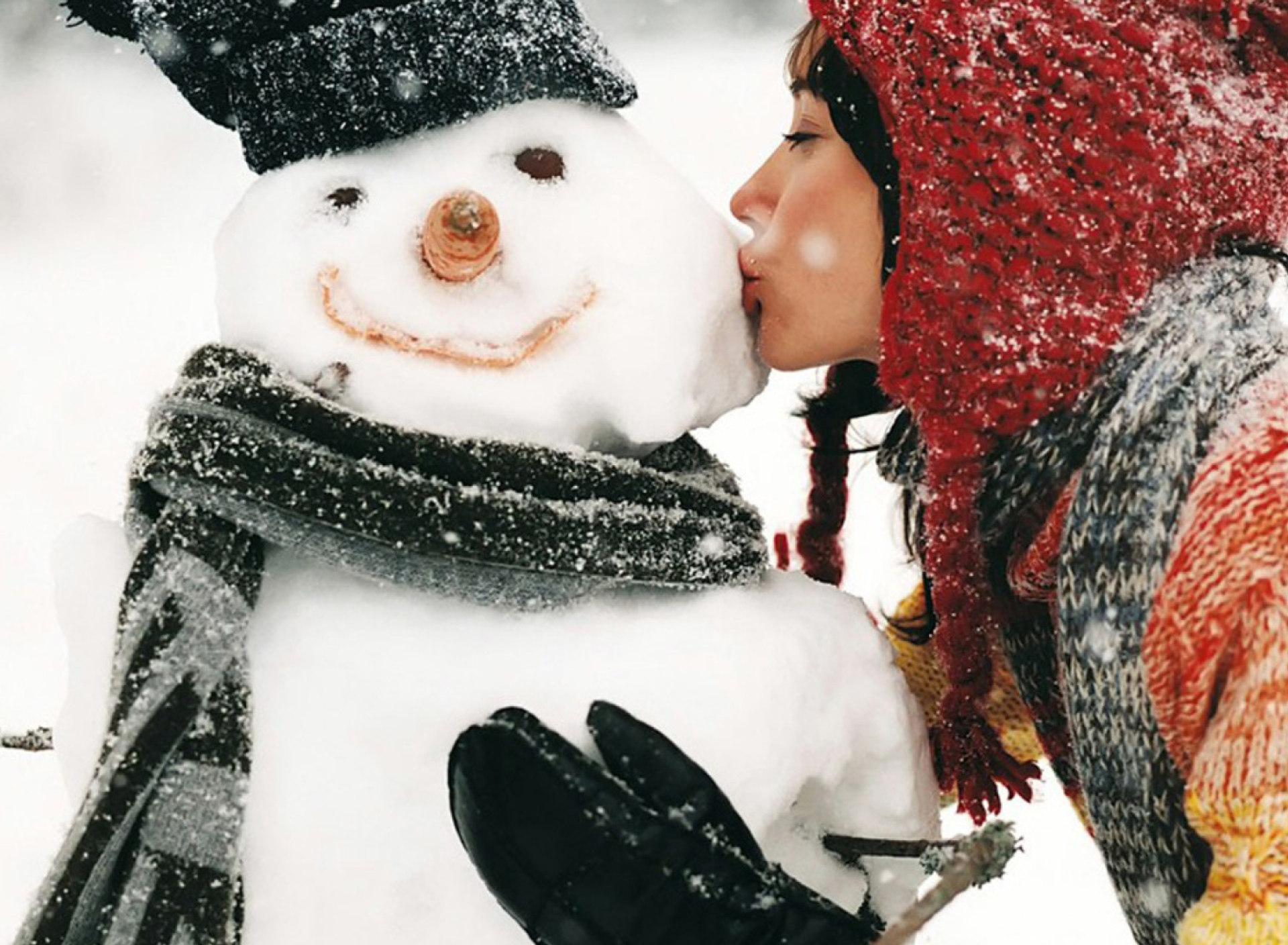 Fondo de pantalla Girl Kissing The Snowman 1920x1408