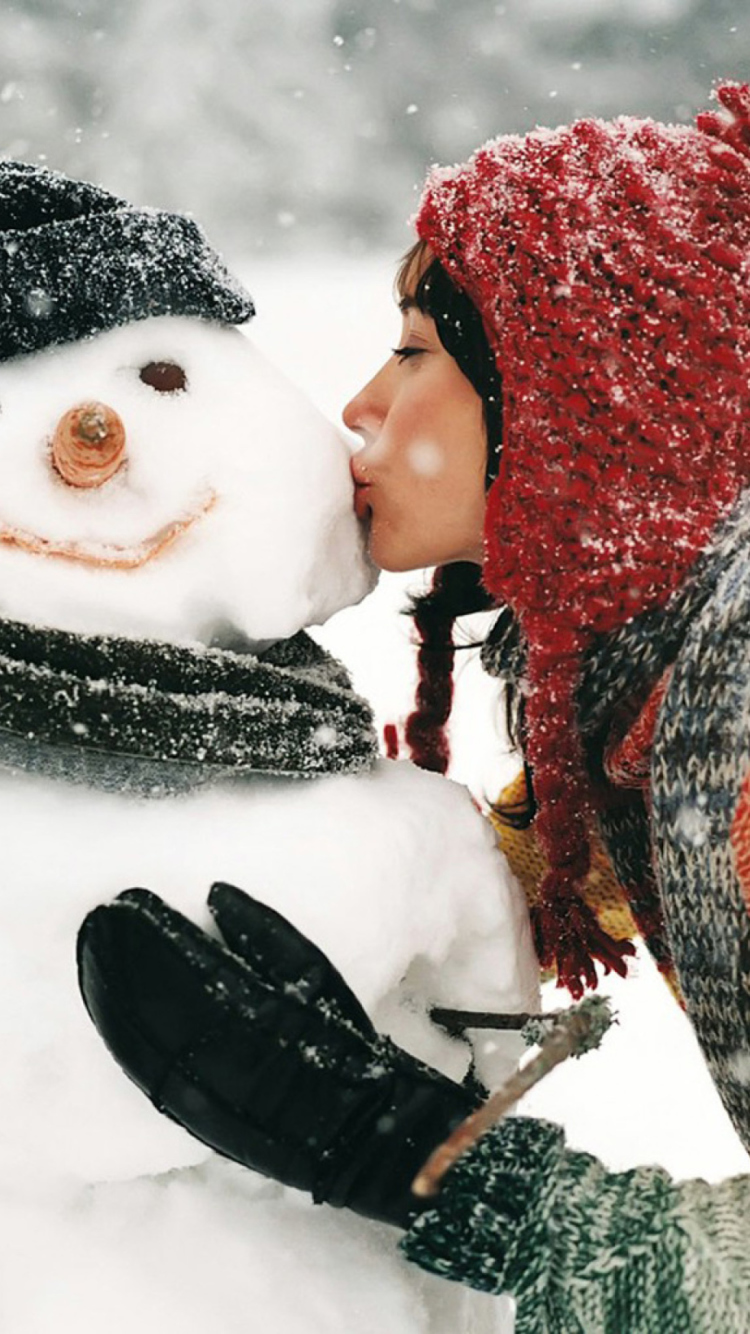 Обои Girl Kissing The Snowman 750x1334