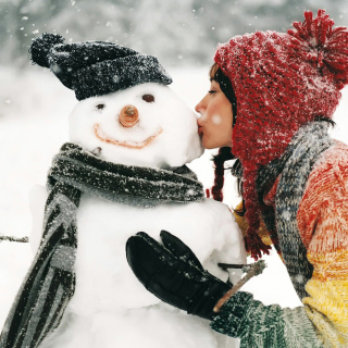 Kostenloses Girl Kissing The Snowman Wallpaper für iPad mini 2