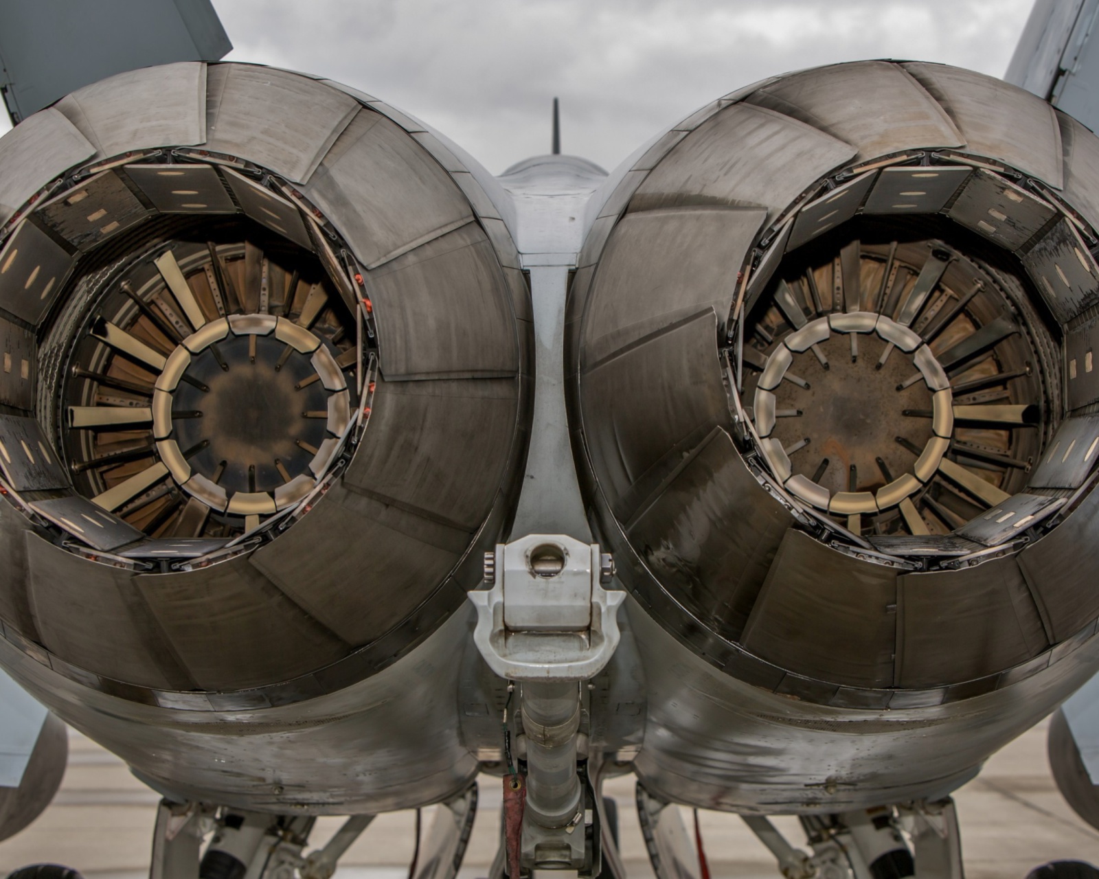Sfondi Military Fighter Engines 1600x1280