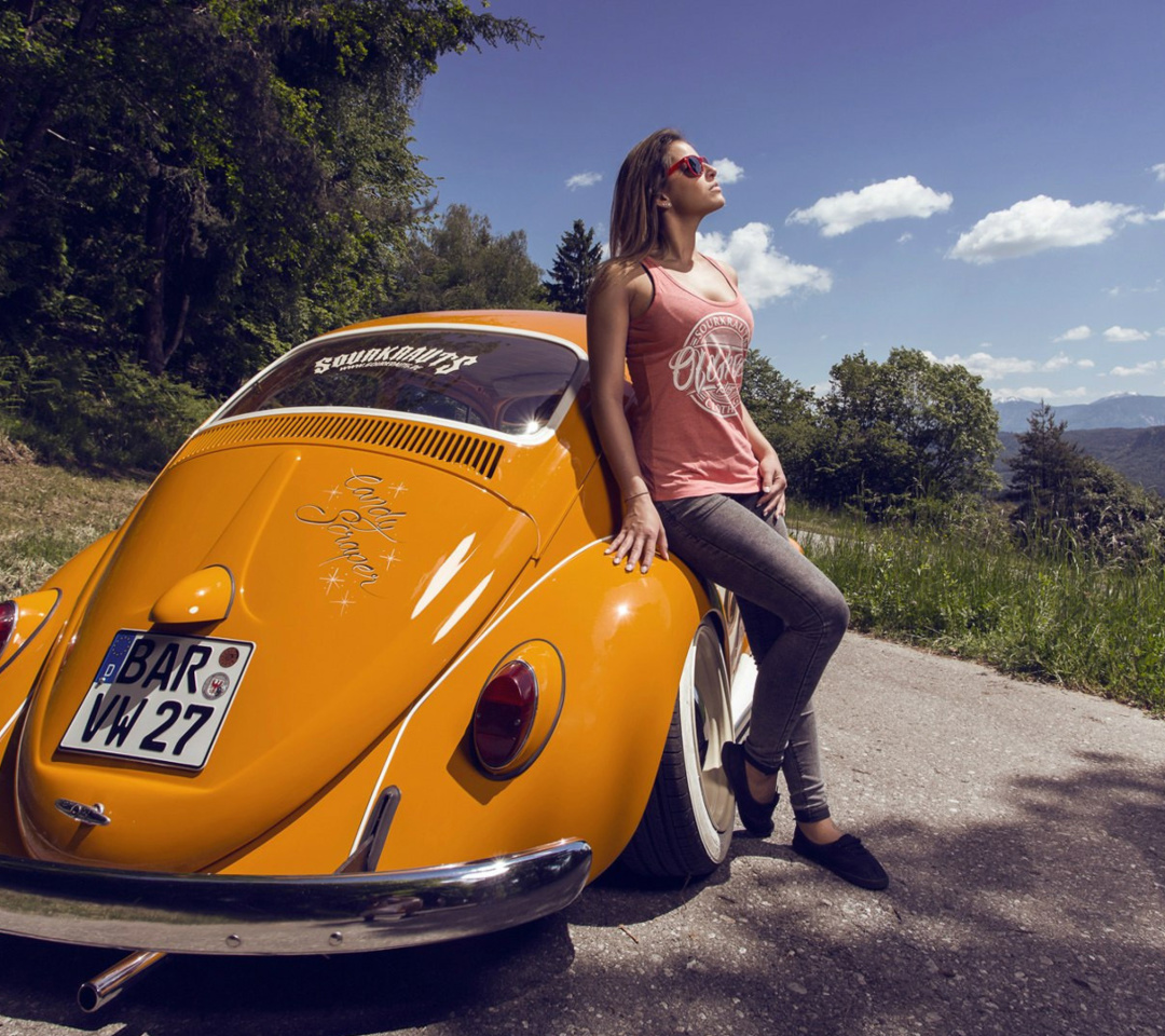 Fondo de pantalla Girl with Volkswagen Beetle 1080x960