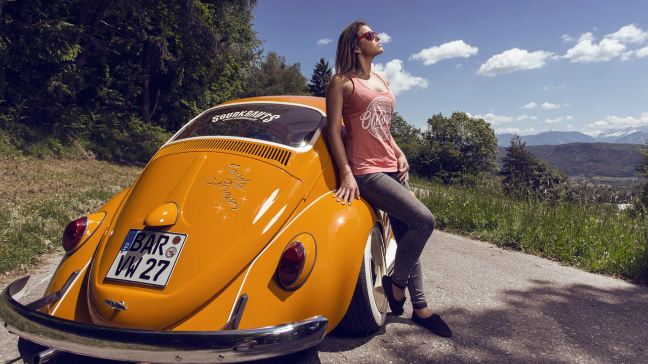 Fondo de pantalla Girl with Volkswagen Beetle 1280x720