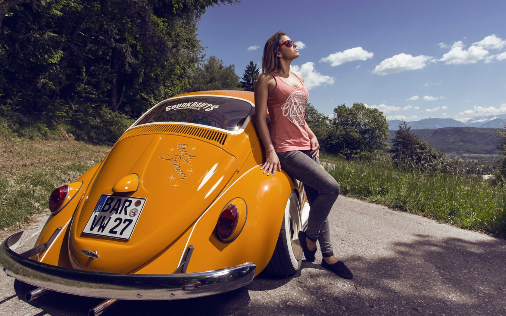 Fondo de pantalla Girl with Volkswagen Beetle 1680x1050