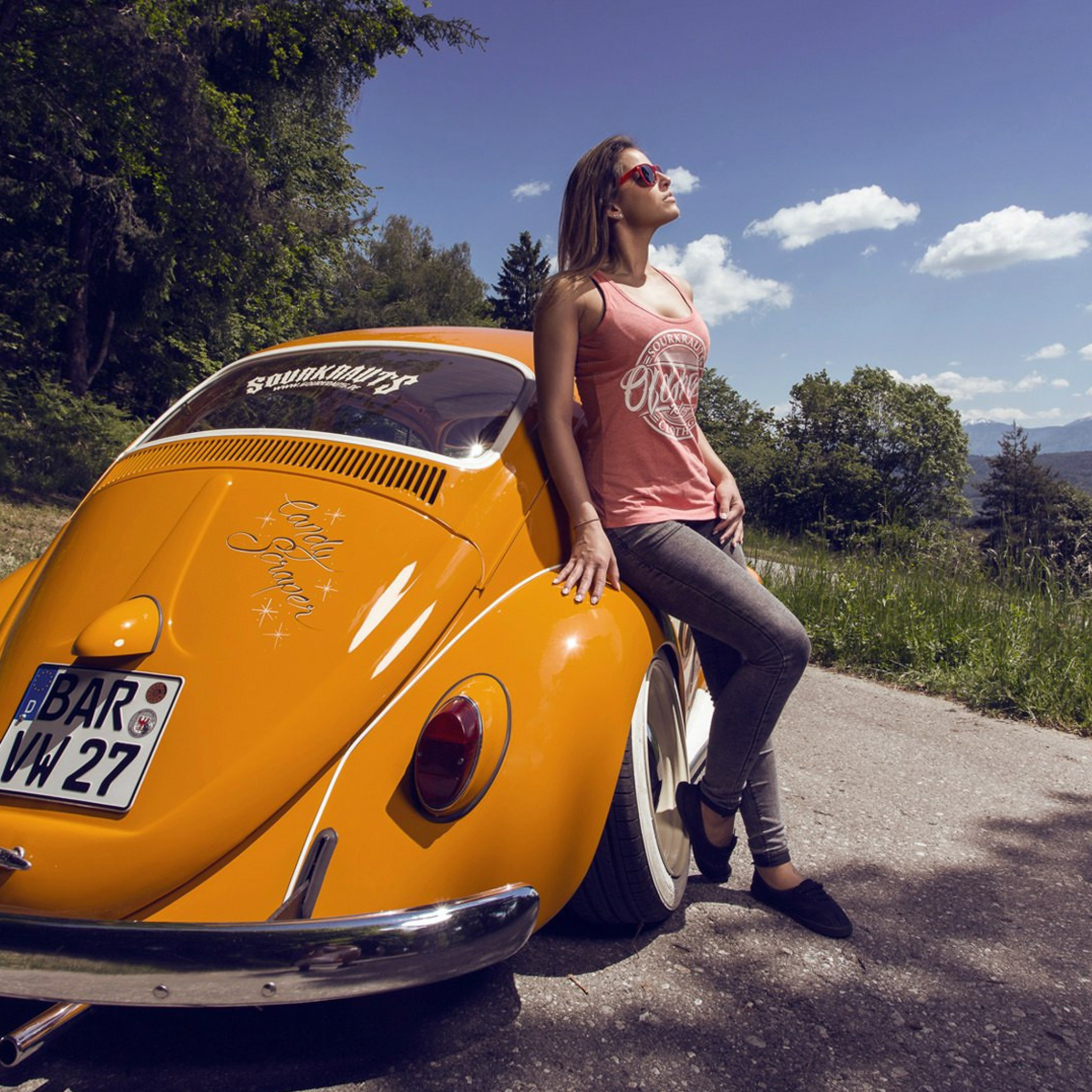 Fondo de pantalla Girl with Volkswagen Beetle 2048x2048