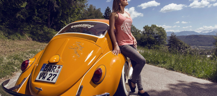 Das Girl with Volkswagen Beetle Wallpaper 720x320