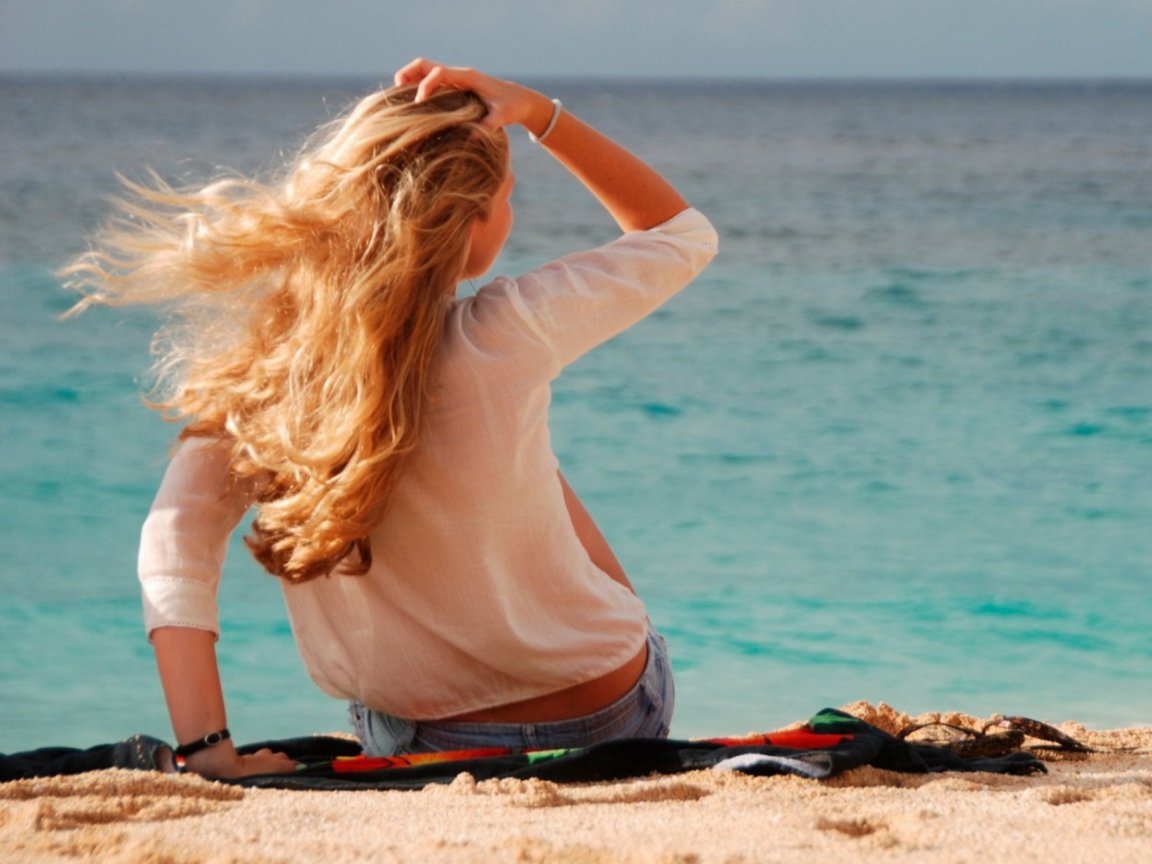 Sfondi Blonde Girl At Beach 1152x864