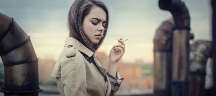 Fondo de pantalla Smoking Girl 720x320