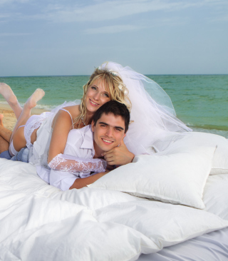 Just Married On Beach - Obrázkek zdarma pro 132x176