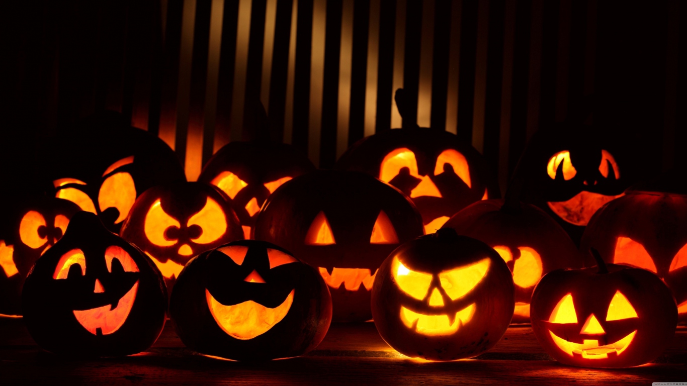 Das Halloween Pumpkins In The Dark Wallpaper 1366x768