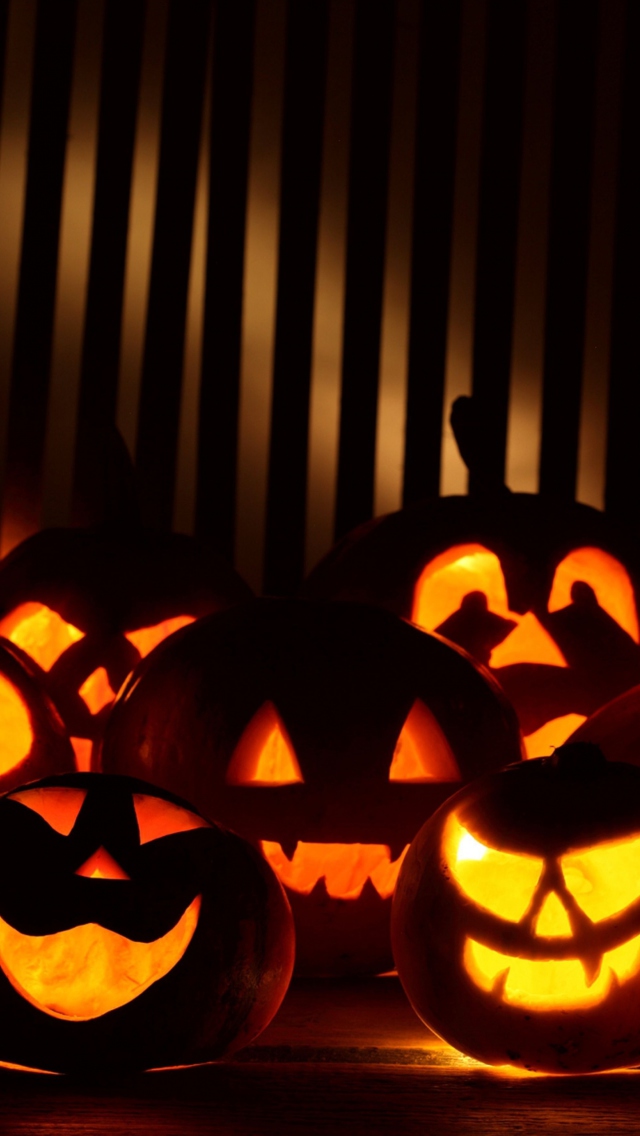 Fondo de pantalla Halloween Pumpkins In The Dark 640x1136