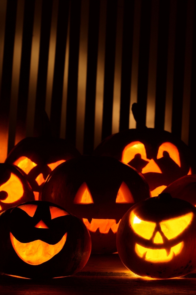 Fondo de pantalla Halloween Pumpkins In The Dark 640x960