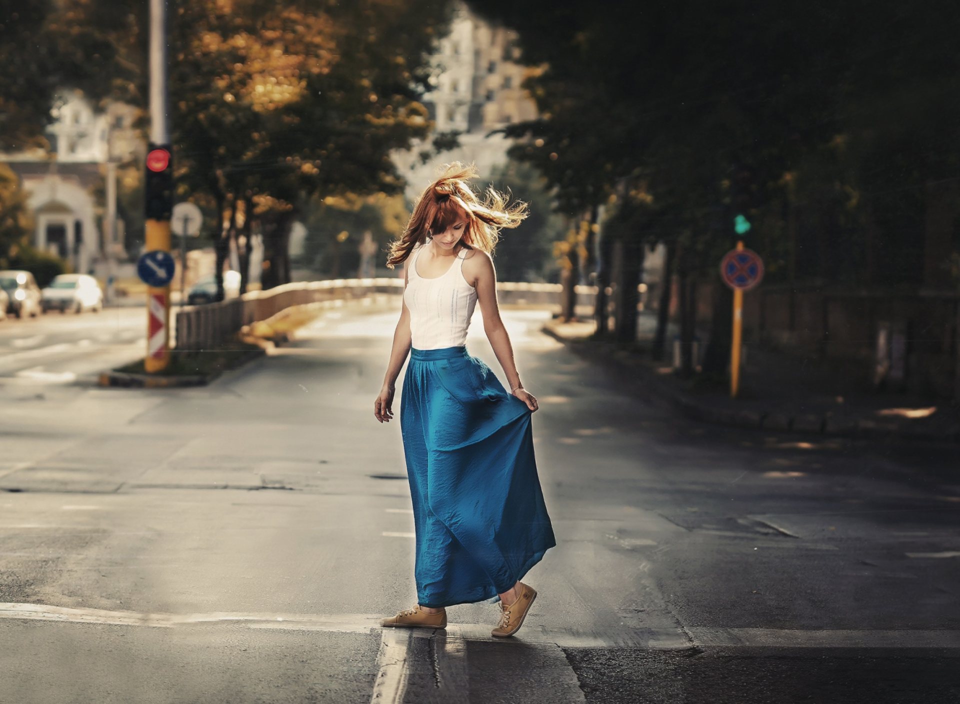 Fondo de pantalla Girl In Long Blue Skirt On Street 1920x1408