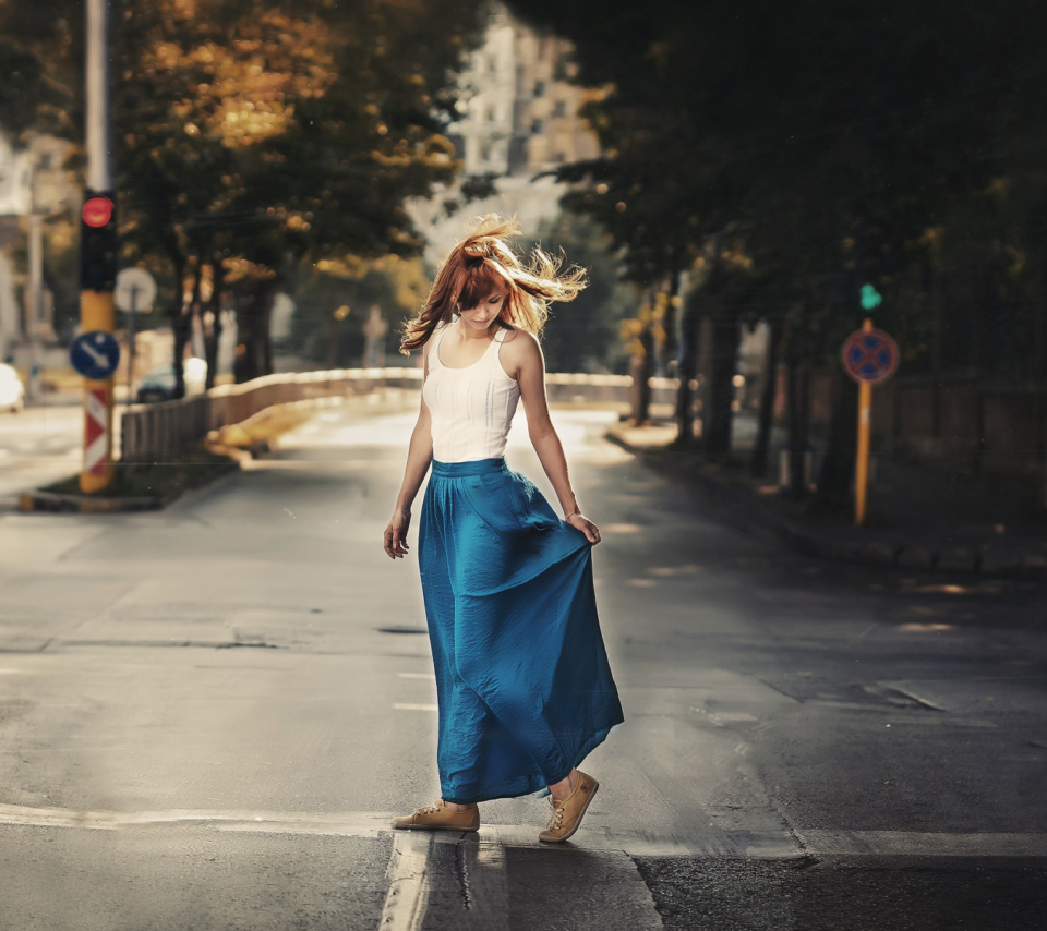 Fondo de pantalla Girl In Long Blue Skirt On Street 960x854