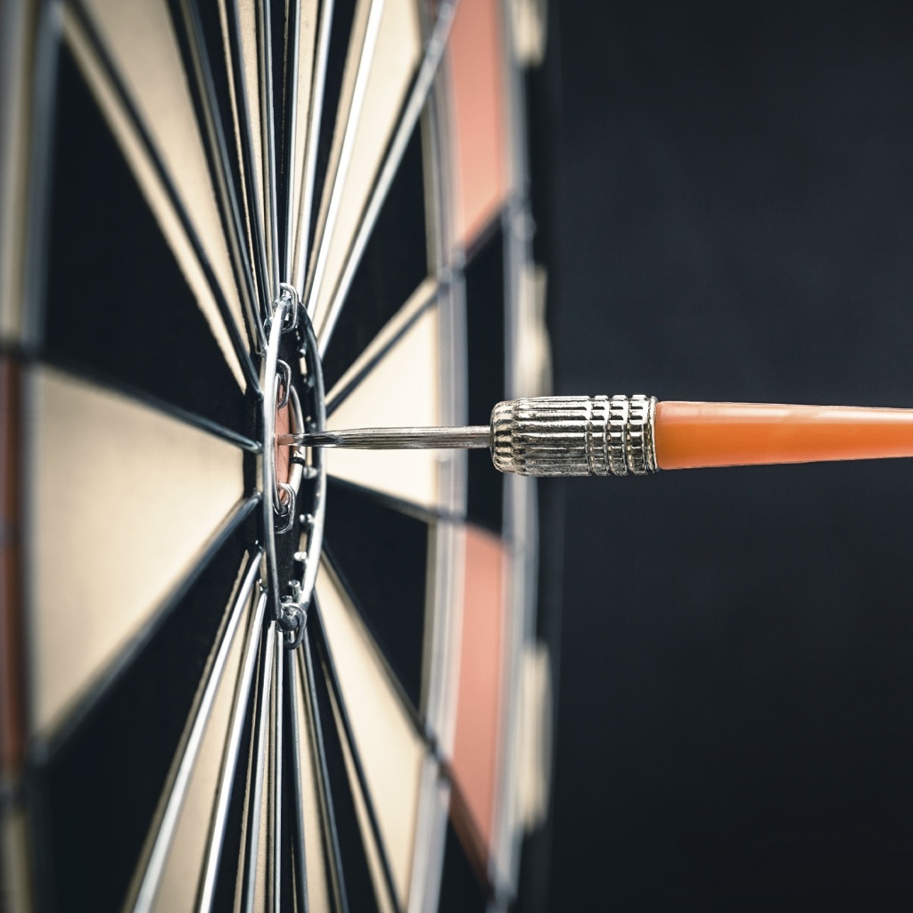 Das Closeup Darts Shooting Wallpaper 1024x1024