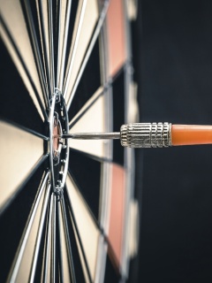 Das Closeup Darts Shooting Wallpaper 240x320