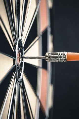 Fondo de pantalla Closeup Darts Shooting 320x480