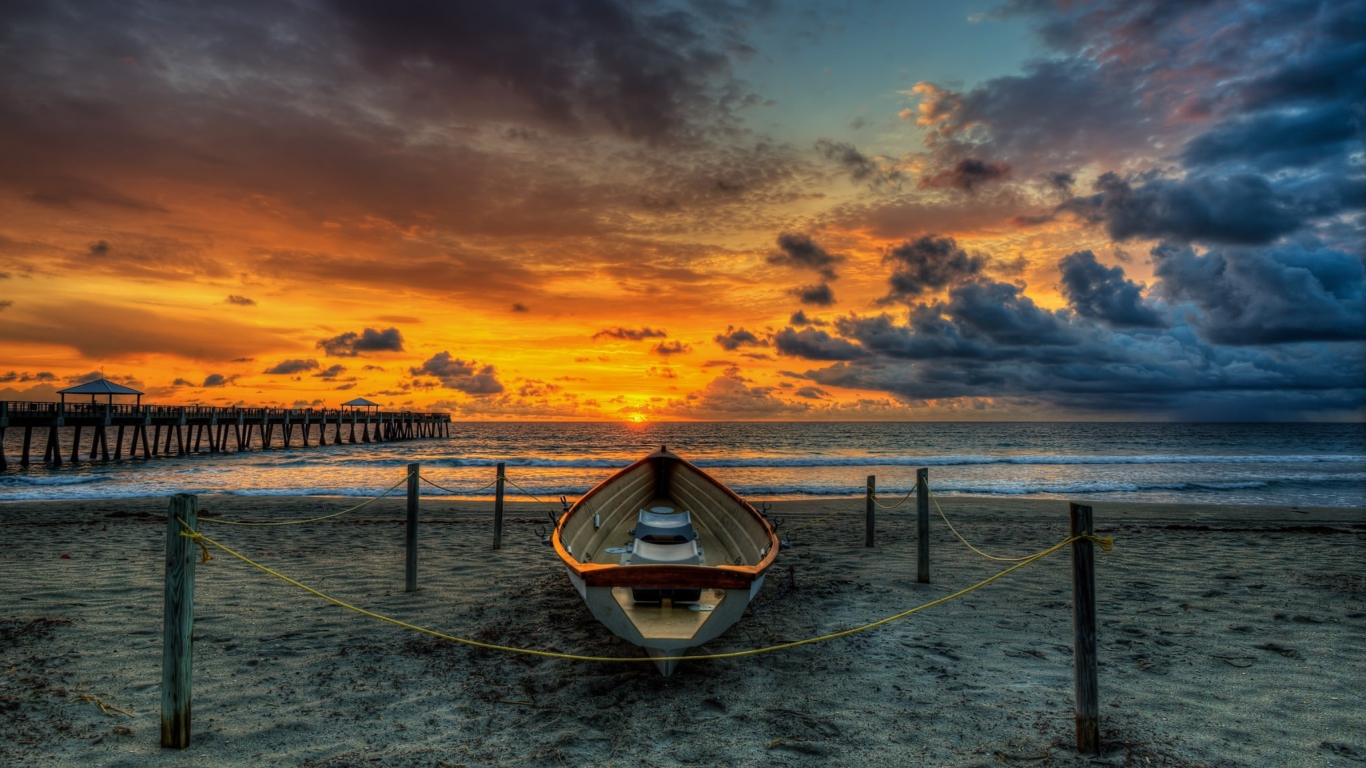 Screenshot №1 pro téma Boat On Beach At Sunset Hdr 1366x768