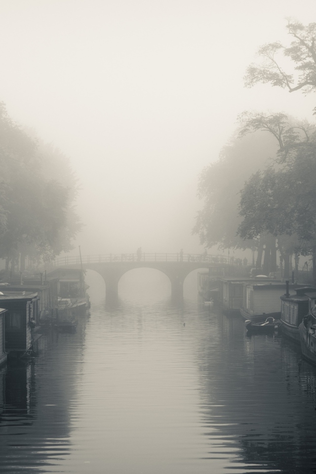 Обои Misty Autumn In Amsterdam 640x960