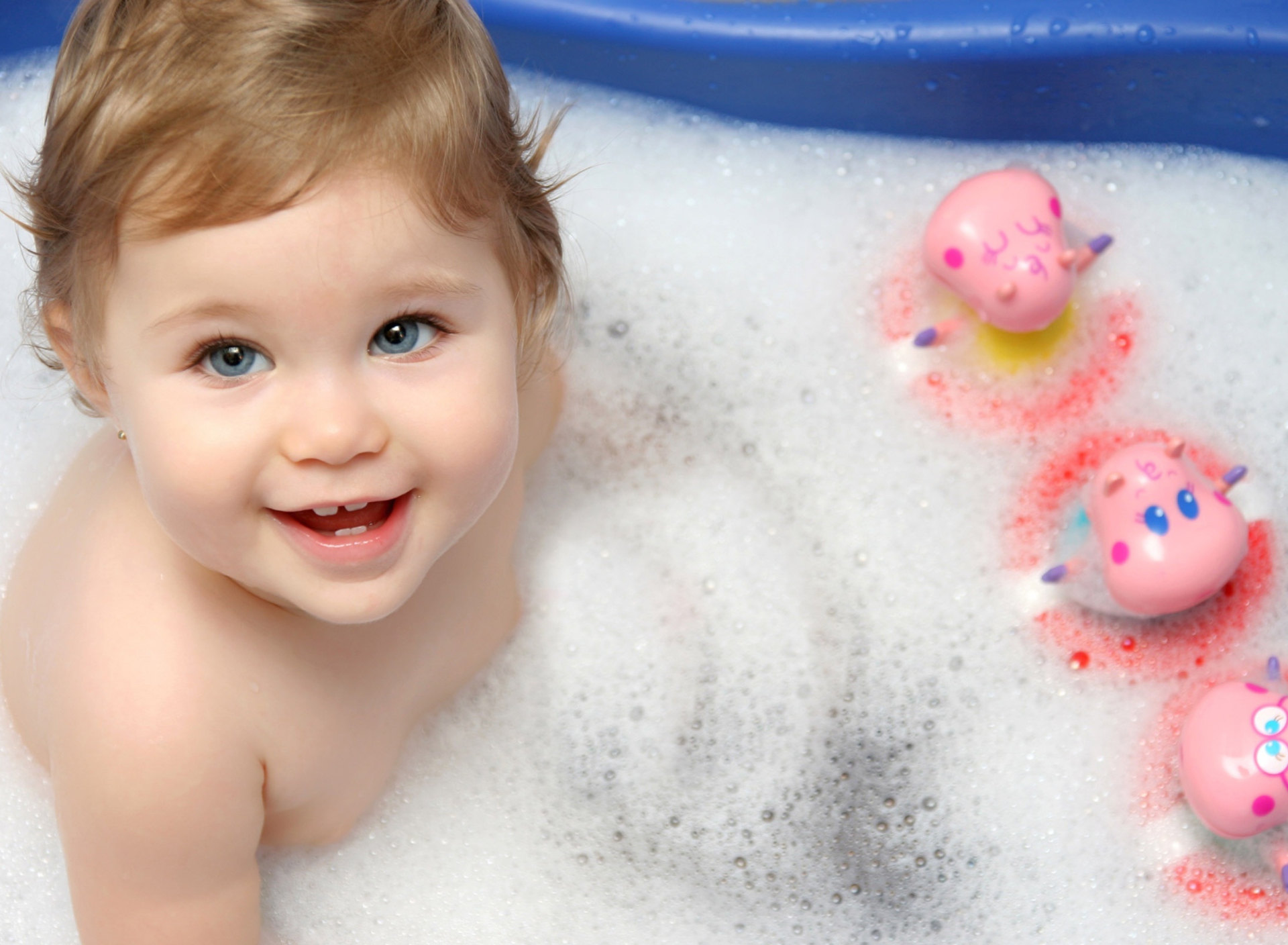 Screenshot №1 pro téma Cute Baby Taking Bath 1920x1408