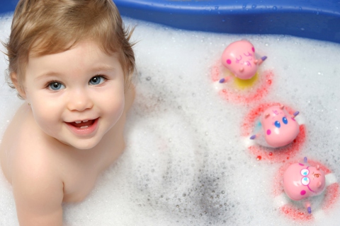Screenshot №1 pro téma Cute Baby Taking Bath 480x320