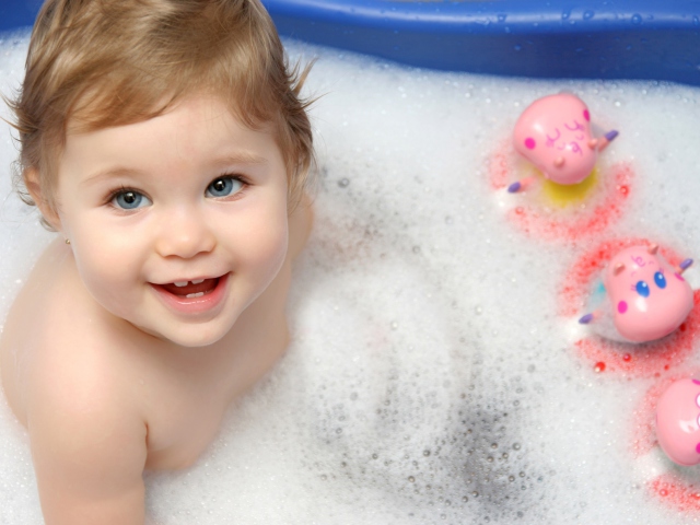 Fondo de pantalla Cute Baby Taking Bath 640x480