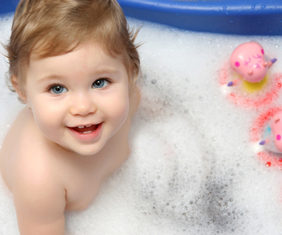 Das Cute Baby Taking Bath Wallpaper 960x800