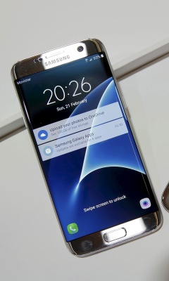 Das Samsung Galaxy S7 Edge vs Samsung Galaxy J7 Wallpaper 240x400