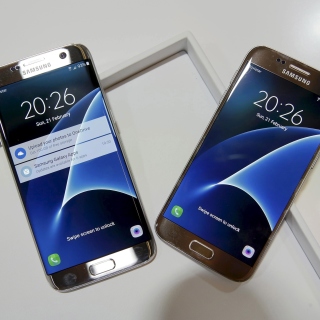 Kostenloses Samsung Galaxy S7 Edge vs Samsung Galaxy J7 Wallpaper für iPad mini