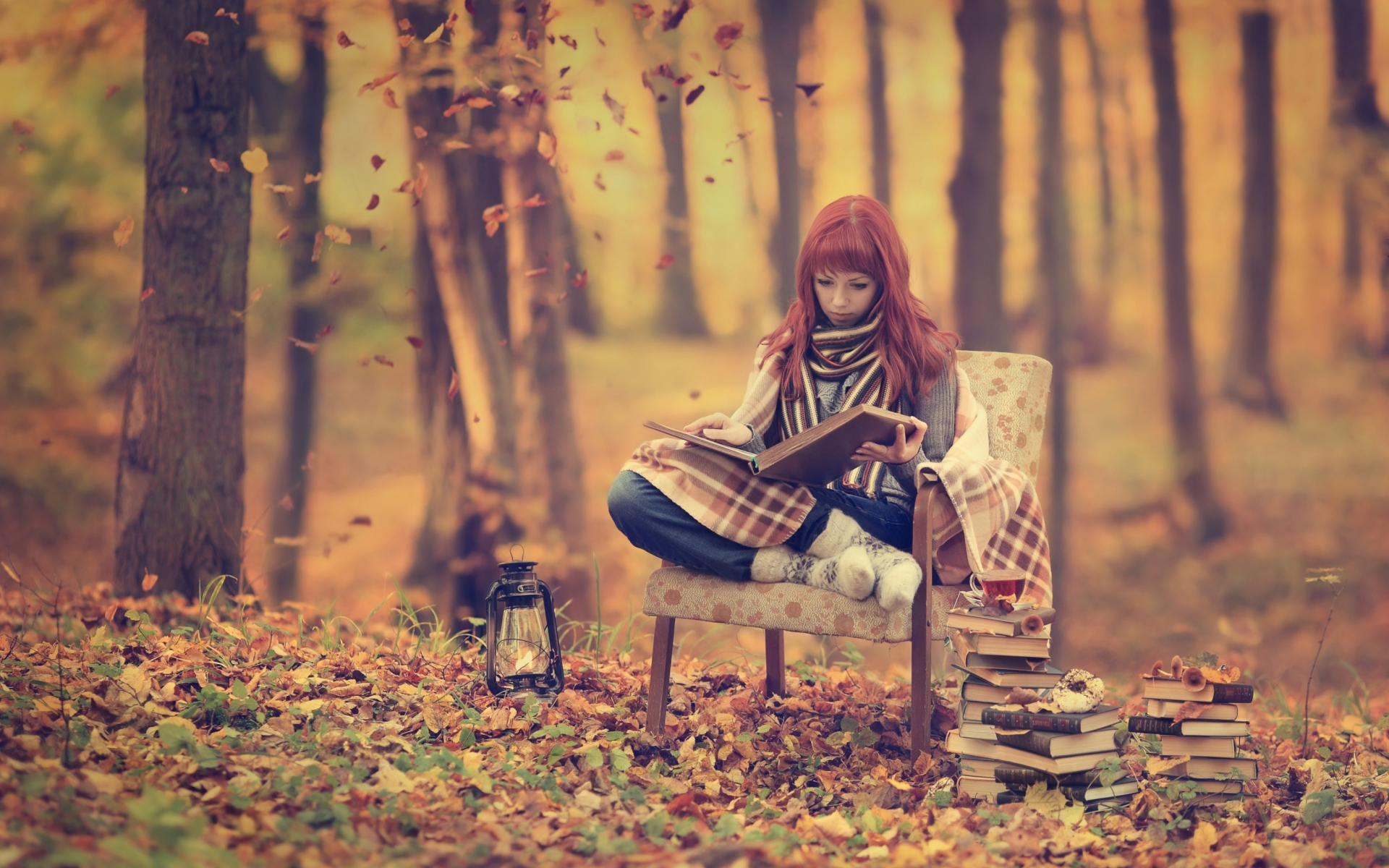 Fondo de pantalla Girl Reading Old Books In Autumn Park 1920x1200