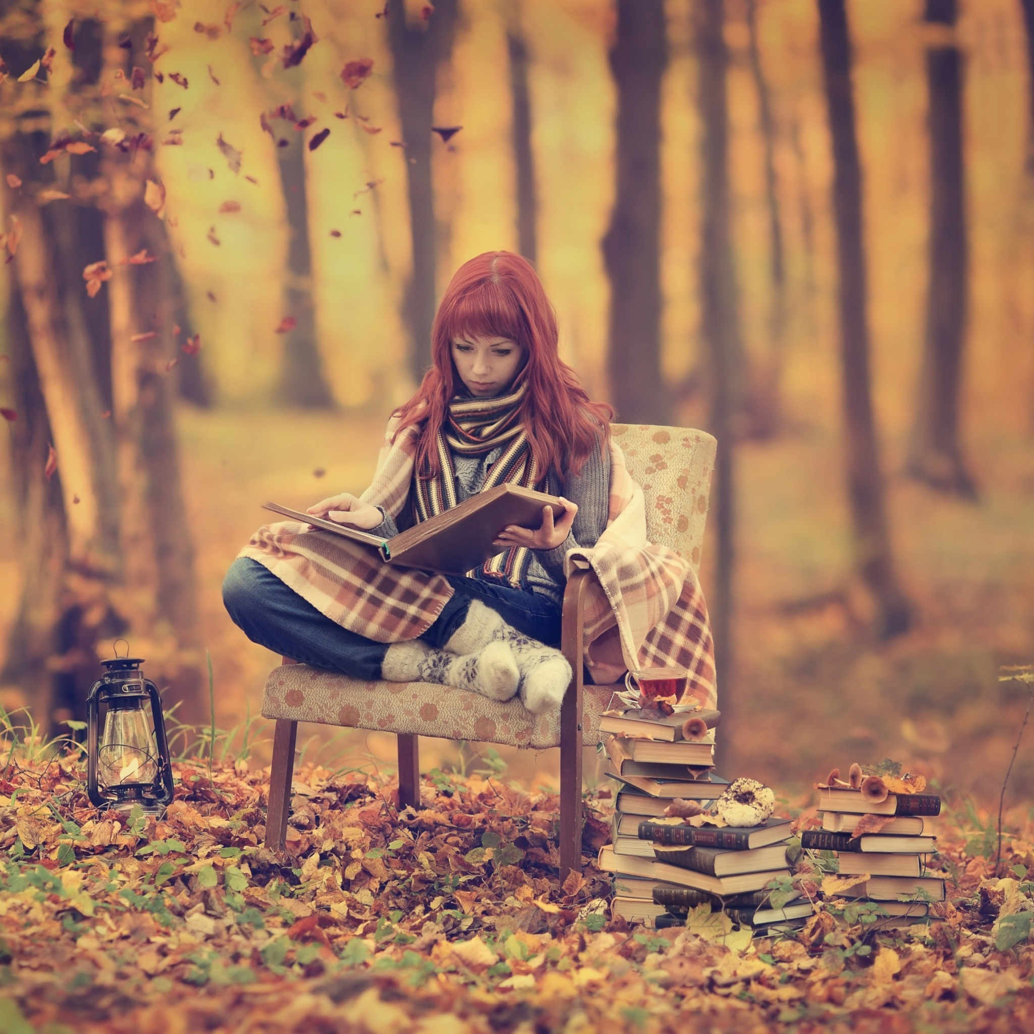 Fondo de pantalla Girl Reading Old Books In Autumn Park 2048x2048