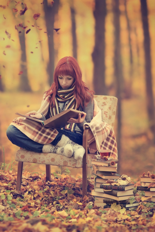 Das Girl Reading Old Books In Autumn Park Wallpaper 640x960