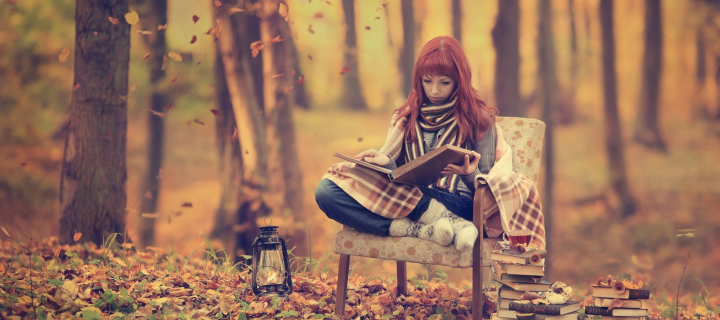 Sfondi Girl Reading Old Books In Autumn Park 720x320