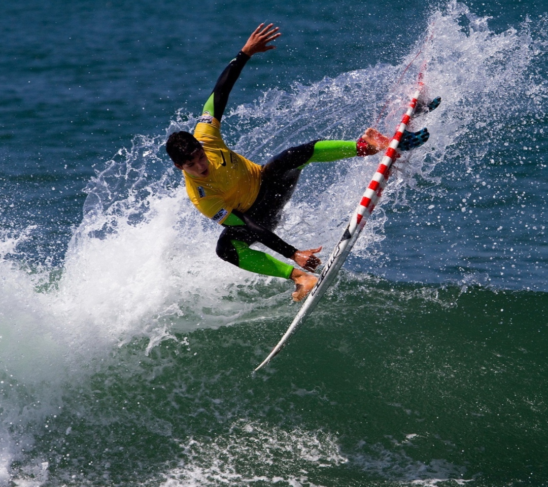 Sfondi Man Surfing 1080x960