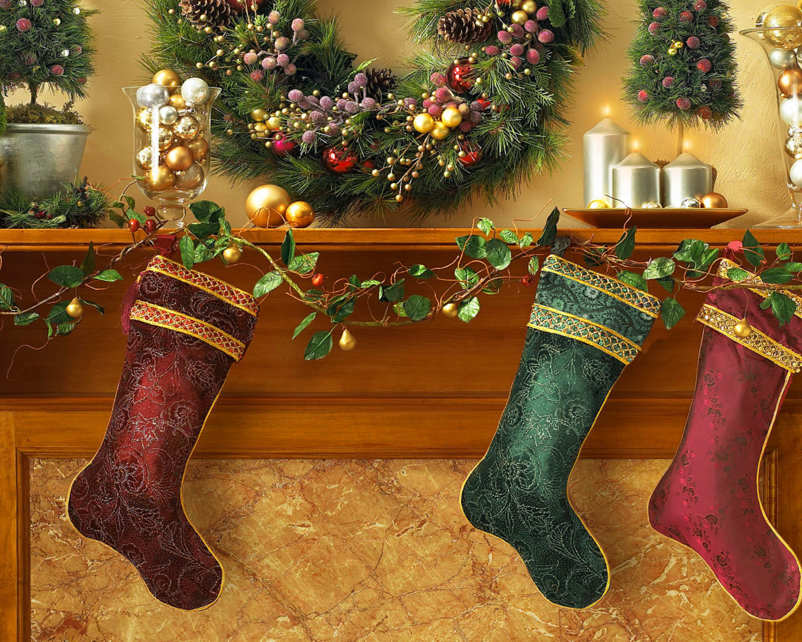 Das Christmas stocking on fireplace Wallpaper 1600x1280