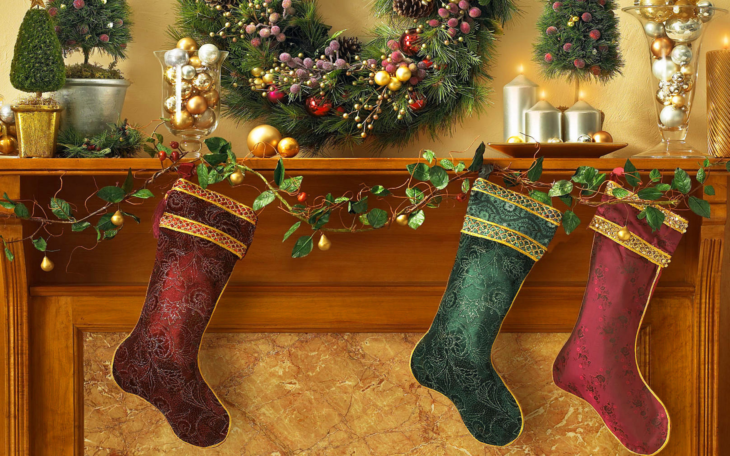 Screenshot №1 pro téma Christmas stocking on fireplace 2560x1600