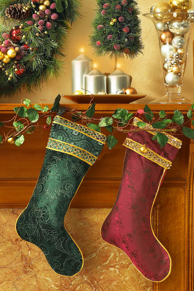 Fondo de pantalla Christmas stocking on fireplace 640x960