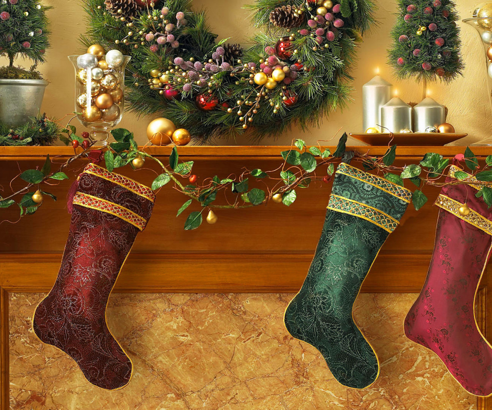 Das Christmas stocking on fireplace Wallpaper 960x800