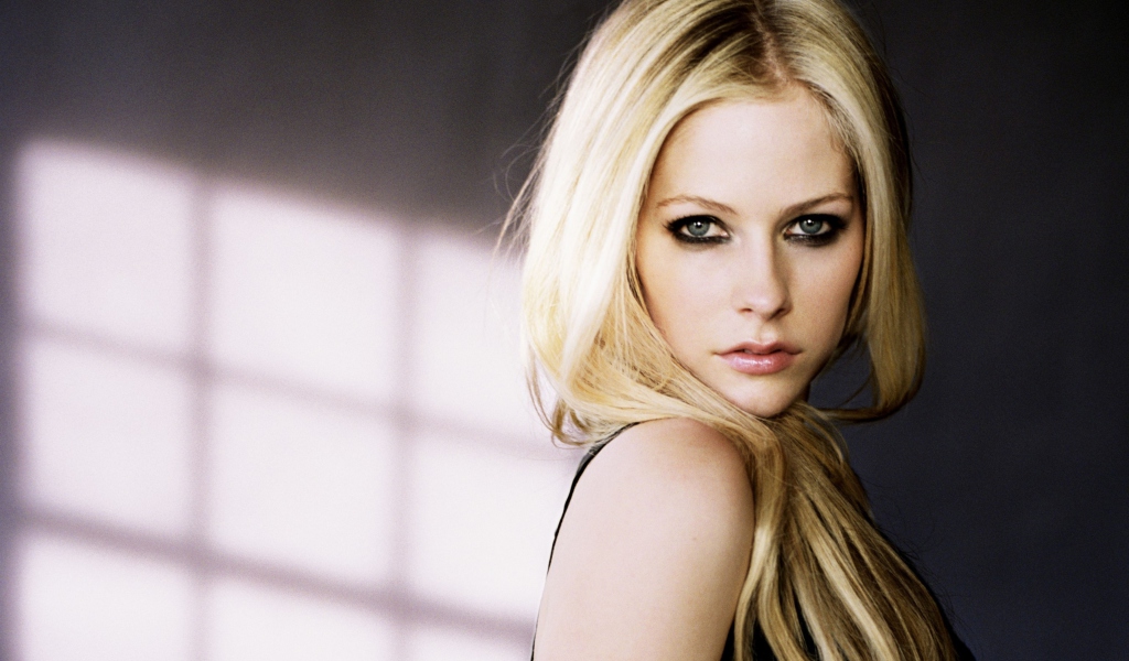 Cute Blonde Avril Lavigne screenshot #1 1024x600