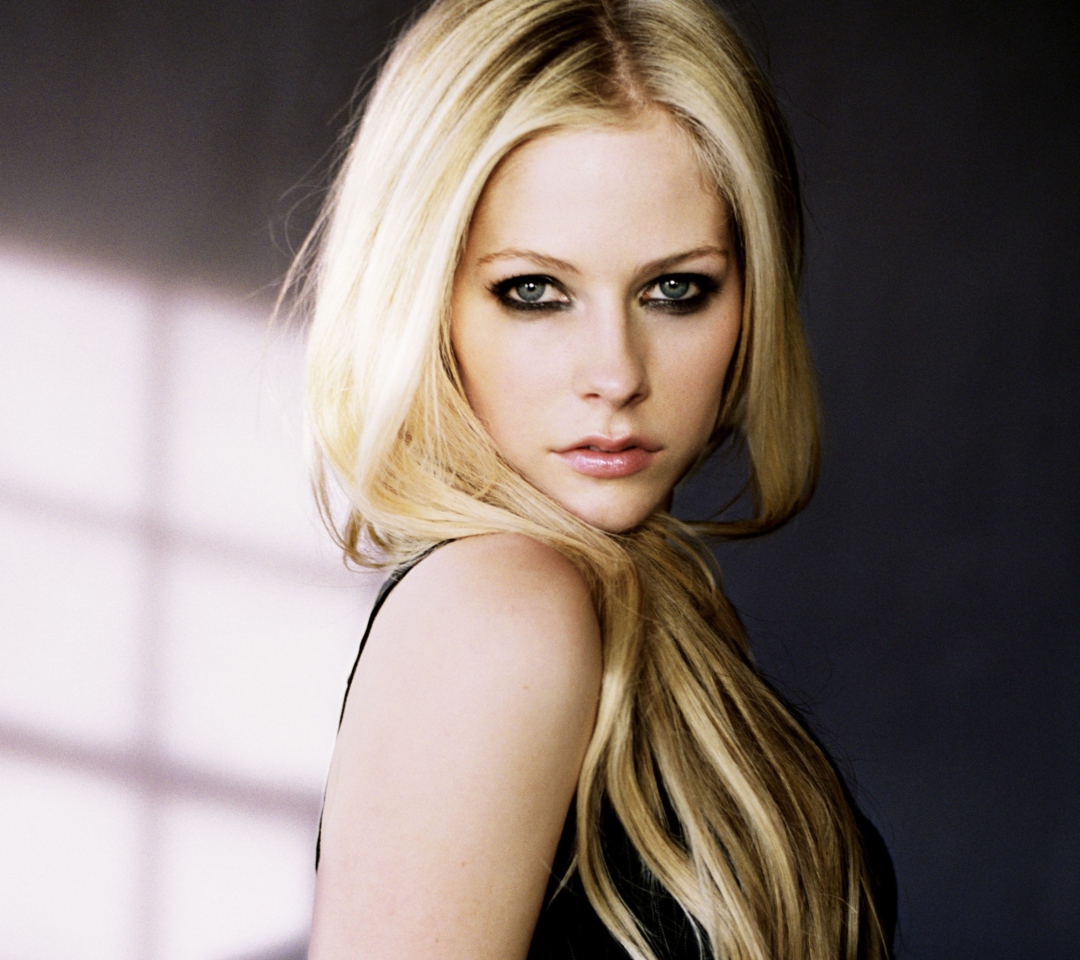 Fondo de pantalla Cute Blonde Avril Lavigne 1080x960