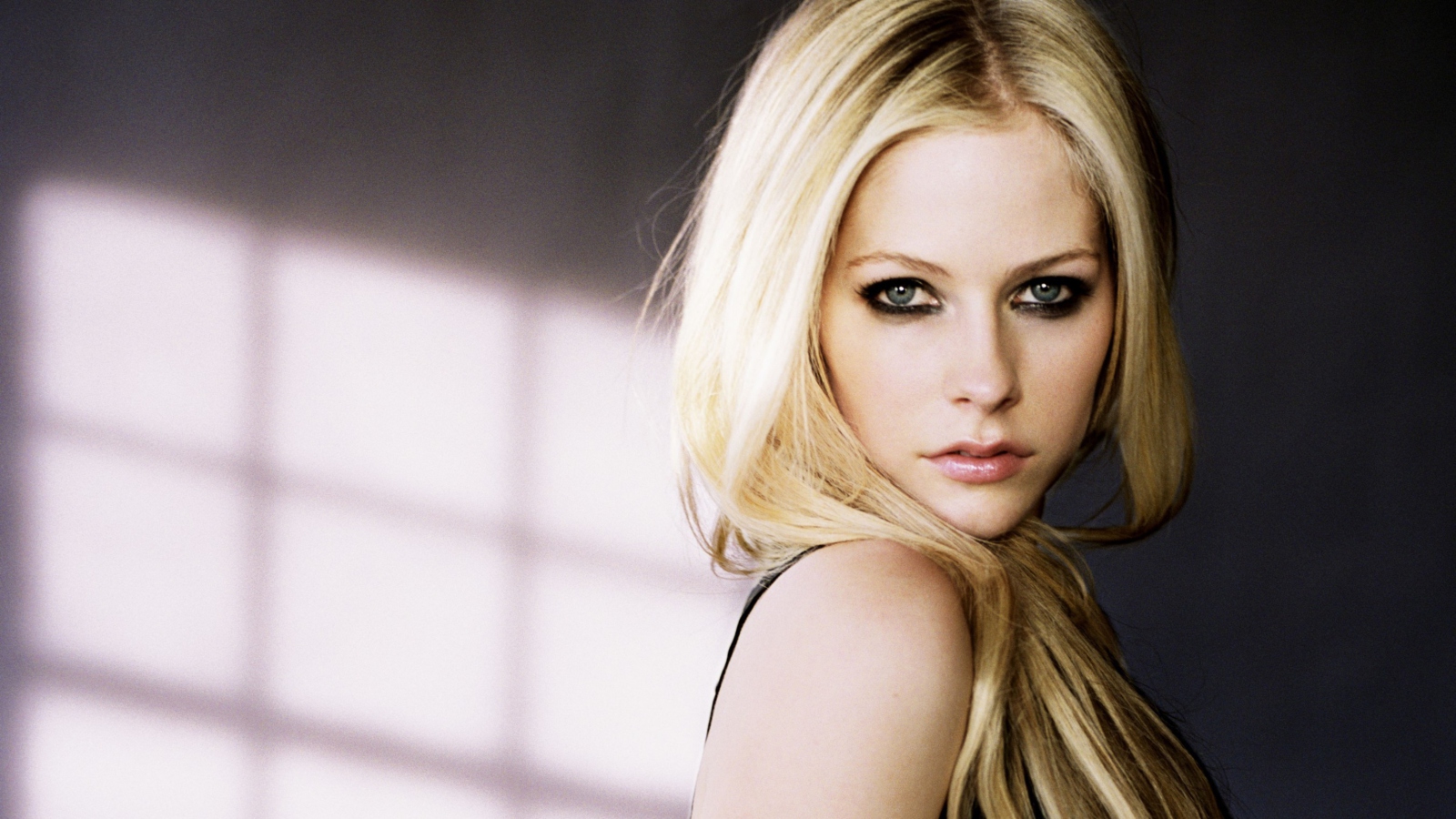 Обои Cute Blonde Avril Lavigne 1600x900