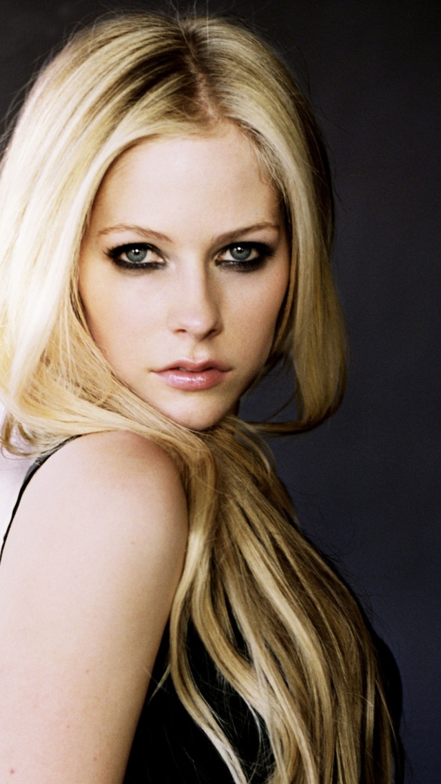 Cute Blonde Avril Lavigne wallpaper 640x1136