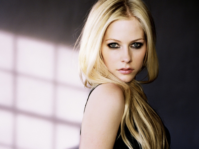 Fondo de pantalla Cute Blonde Avril Lavigne 640x480