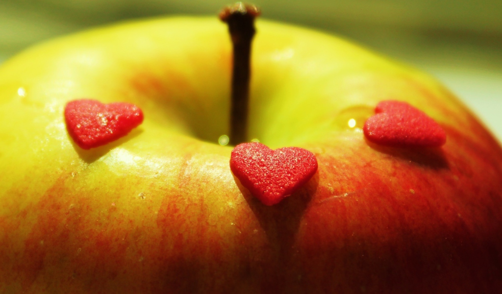 Heart And Apple wallpaper 1024x600