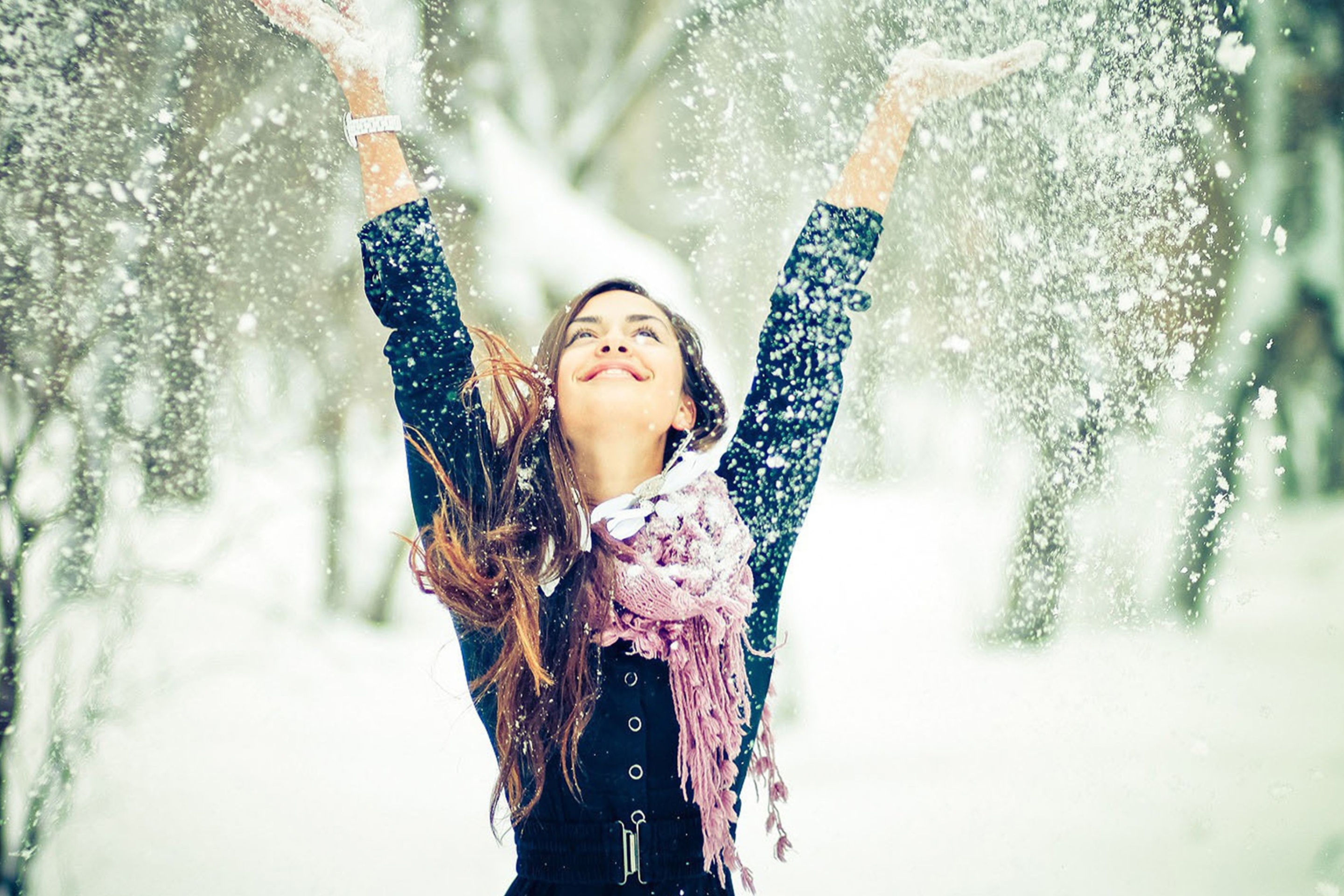 Screenshot №1 pro téma Winter, Snow And Happy Girl 2880x1920