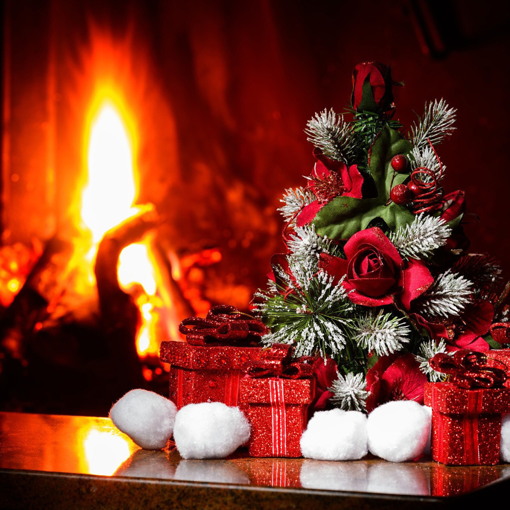 Fondo de pantalla Christmas near Fireplace 1024x1024