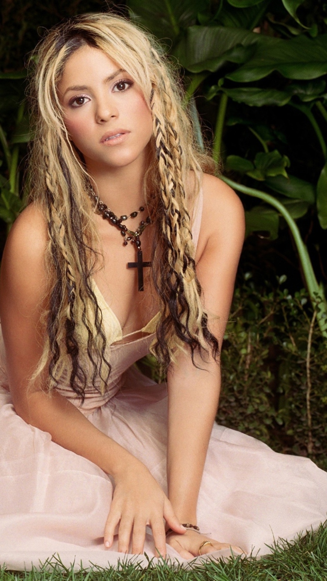 Fondo de pantalla Shakira 640x1136